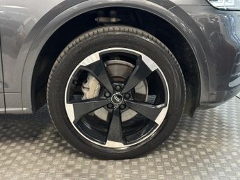 AUDI Q5 2.0 TDI 40 Black Edition