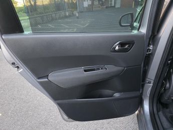 PEUGEOT 5008 1.6 BlueHDi Allure