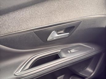 PEUGEOT 5008 1.5 BlueHDi Allure Premium