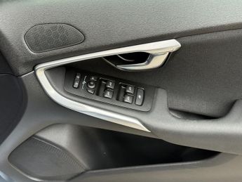 VOLVO V40 2.0 Momentum D2