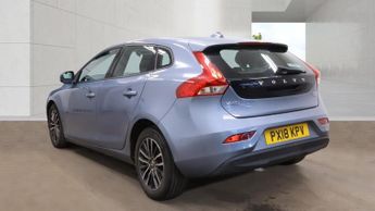 VOLVO V40 2.0 Momentum D2