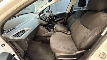 PEUGEOT 208 1.2 PureTech Tech Edition