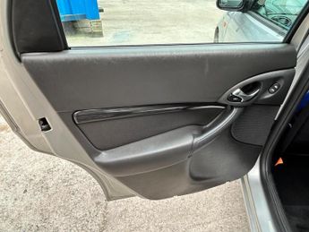 FORD FOCUS 1.6i 16v Ghia 5dr