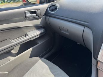 FORD FOCUS 1.6 Zetec 5dr Auto