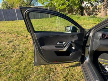 MERCEDES-BENZ A CLASS 1.3 A200 AMG Line