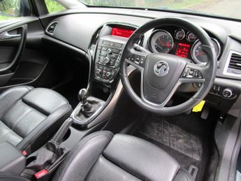 VAUXHALL ASTRA 2.0 CDTi ecoFLEX Elite - MOT Nov 26 - Tax 35 - Heated leather - 