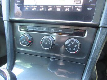 VOLKSWAGEN GOLF 1.6 TDI SE Nav Euro 6 (s/s) 5dr