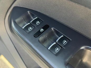 VOLKSWAGEN TOURAN 1.6 TDI SE Euro 5 5dr