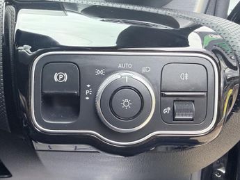 MERCEDES-BENZ CLA 2.0 CLA220d AMG Line