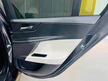 JAGUAR XE 2.0i R-Sport Auto AWD Euro 6 (s/s) 4dr