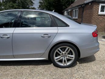 AUDI A4 2.0 TDI S line