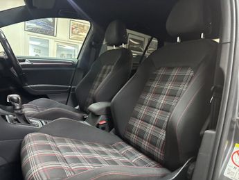 VOLKSWAGEN GOLF 2.0 TSI GTI Performance