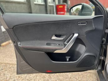 MERCEDES-BENZ A CLASS 1.3 A200 AMG Line