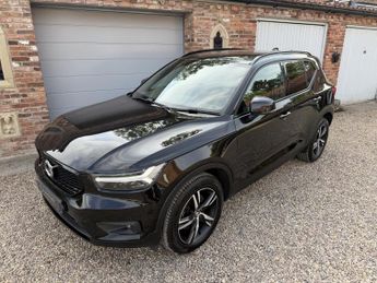 VOLVO XC40 2.0 R-DESIGN B4 (Petrol)