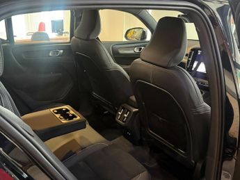 VOLVO XC40 2.0 Plus Dark B4 (197 hp)