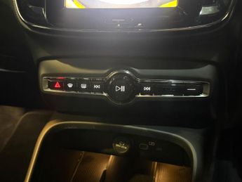VOLVO XC40 2.0 Plus Dark B4 (197 hp)