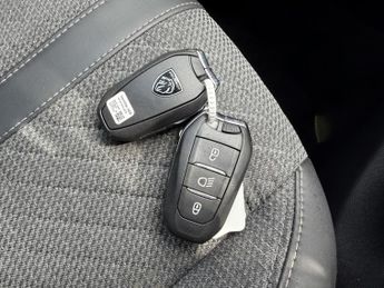 PEUGEOT 2008 1.2 PureTech Allure EAT Auto Euro 6