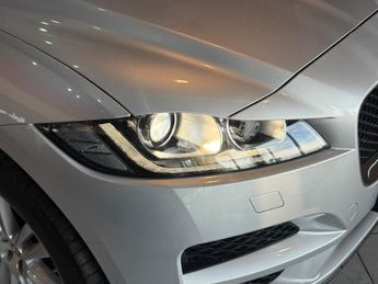 JAGUAR F-PACE 2.0 D180 Portfolio