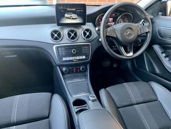 MERCEDES-BENZ GLA 1.6 GLA180 Urban Edition
