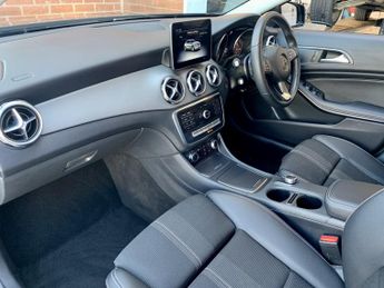 MERCEDES-BENZ GLA 1.6 GLA180 Urban Edition