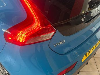 VOLVO V40 2.0 R-Design D2