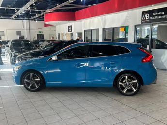 VOLVO V40 2.0 R-Design D2