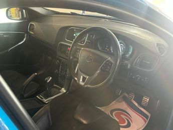 VOLVO V40 2.0 R-Design D2