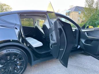 TESLA MODEL Y (Dual Motor) Long Range Auto 4WDE 5dr