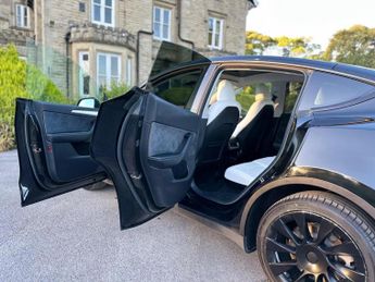 TESLA MODEL Y (Dual Motor) Long Range Auto 4WDE 5dr