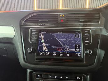 VOLKSWAGEN TIGUAN 2.0 TDI BlueMotion Tech SE Navigation