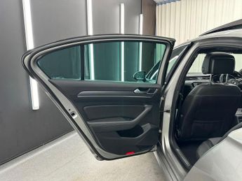 VOLKSWAGEN PASSAT 2.0 TDI BlueMotion Tech R-Line DSG Euro 6 (s/s) 4dr