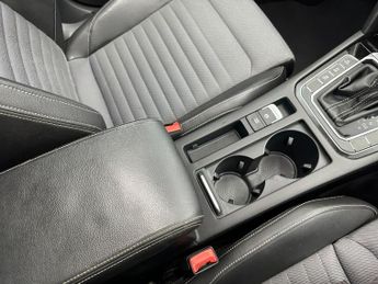 VOLKSWAGEN PASSAT 2.0 TDI BlueMotion Tech R-Line DSG Euro 6 (s/s) 4dr