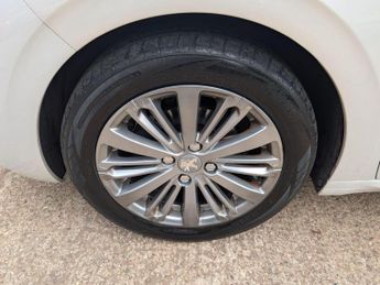 PEUGEOT 208 1.2 PureTech Allure Euro 6 5dr