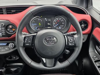 TOYOTA YARIS 1.5 VVT-h Blue Bi-Tone