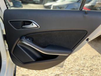 MERCEDES-BENZ A CLASS 2.1 A200d WhiteArt