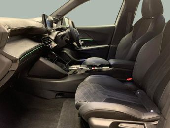 Peugeot E-2008 50kWh GT Premium (136 ps) - REVERSE CAM - ALCANTARA - NAV