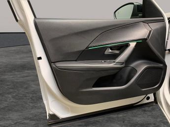 Peugeot E-2008 50kWh GT Premium (136 ps) - REVERSE CAM - ALCANTARA - NAV