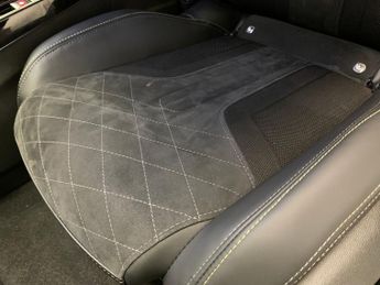Peugeot E-2008 50kWh GT Premium (136 ps) - REVERSE CAM - ALCANTARA - NAV