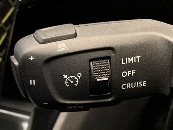 Peugeot E-2008 50kWh GT Premium (136 ps) - REVERSE CAM - ALCANTARA - NAV