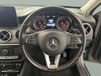 Mercedes-Benz GLA 1.6 GLA180 GPF Urban Edition 7G-DCT (122 ps) - KEYLESS-GO - BLUE