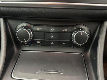 Mercedes-Benz GLA 1.6 GLA180 GPF Urban Edition 7G-DCT (122 ps) - KEYLESS-GO - BLUE