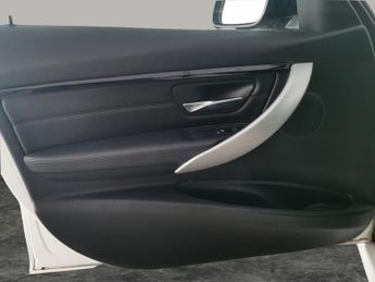 BMW 3 Series 2.0 330e 7.6kWh M Sport Plug-in (252 ps) - AUTO PARK - LED