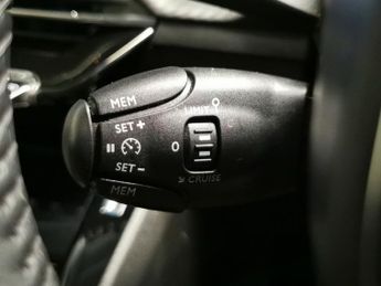 Peugeot E-2008 50kWh Allure Premium (7kW Charger) (136 ps) - REVERSE CAM - NAV 