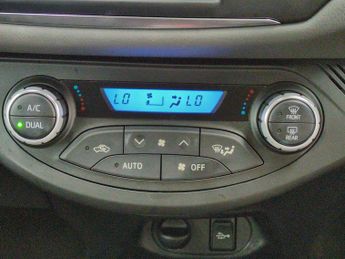 Toyota Yaris 1.5 VVT-h Icon E-CVT (100 ps) - BLUETOOTH - CLIMATE CONTROL - DA