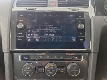 Volkswagen E-golf 35.8kWh e-Golf (136 ps) - USB AUDIO - SPLIT FOLDING REAR SEATS -