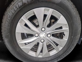 Peugeot E-2008 50kWh Active Premium (136 ps) - AIR CON - DAB - USB AUDIO
