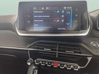 Peugeot E-2008 50kWh Active Premium (136 ps) - AIR CON - DAB - USB AUDIO