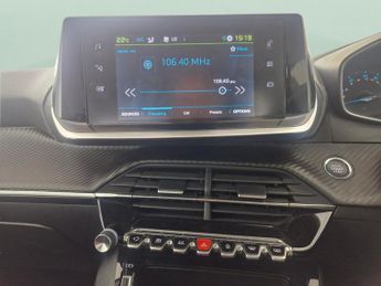 Peugeot E-2008 50kWh Active Premium (136 ps) - AIR CON - DAB - USB AUDIO