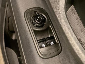 Fiat 500e 42kWh Icon (118 ps) - KEYLESS START - DAB - USB AUDIO