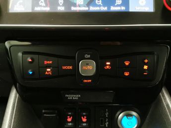 Nissan Leaf 40kWh N-Connecta (150 ps) - 17IN ALLOYS - AIR CON - KEYLESS STAR